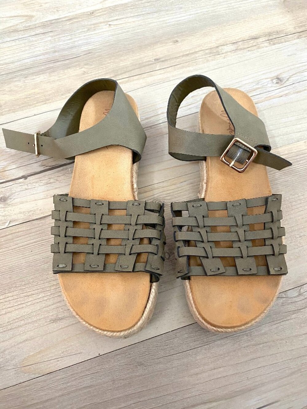 Wonderly Olive Green Platform Sandals Size 7.5 - Picture 2 of 5